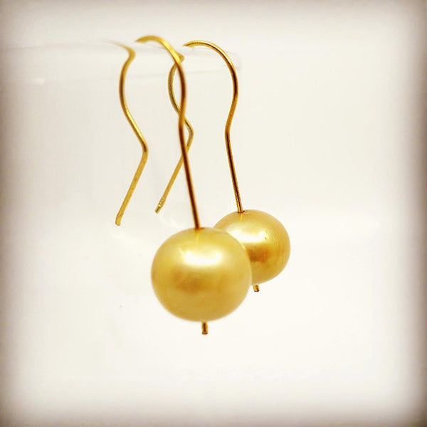 Øreringe forgyldt sølv m/gylden ferskvandsperle.