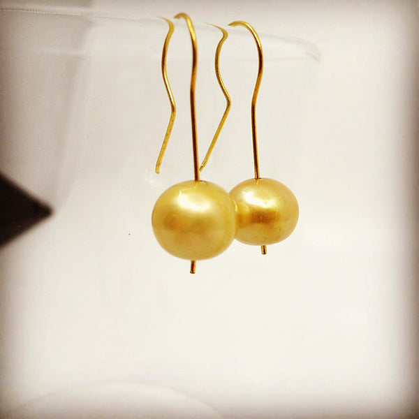 Øreringe forgyldt sølv m/gylden ferskvandsperle.