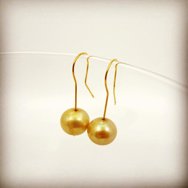 Øreringe forgyldt sølv m/gylden ferskvandsperle.