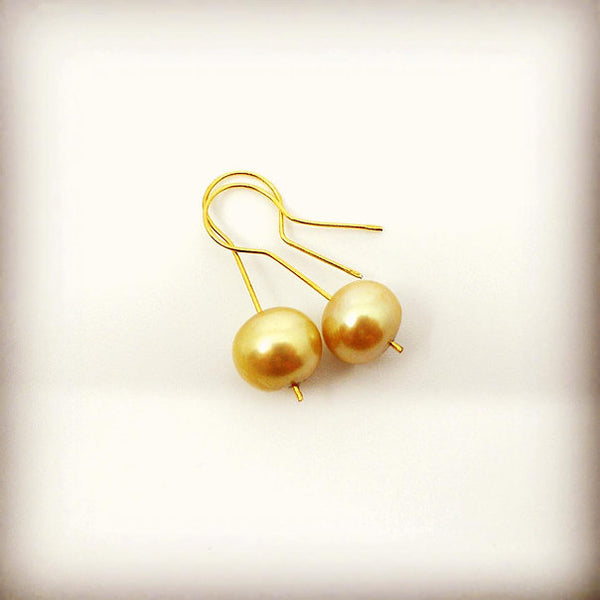 Øreringe forgyldt sølv m/gylden ferskvandsperle.