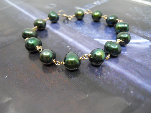 Guldarmbånd med flaske grønne perler