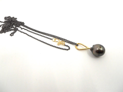 Oxideret sølvhalskæde med vedhæng i guld og Tahiti perle
