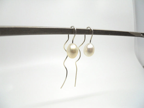 Krøl øreringe i sølv med hvide ferskvandsperler