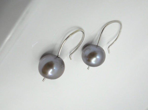 Sølv øreringe med rund ferskvandsperle i en smuk sølvgrå farve