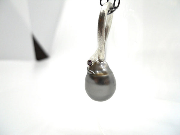 Perlevedhæng med lille rubin på oxideret sølvhalskæde
