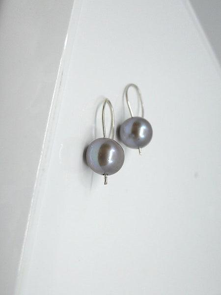 Sølv øreringe med rund ferskvandsperle i en smuk sølvgrå farve