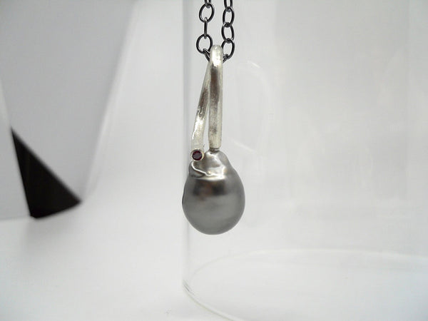 Perlevedhæng med lille rubin på oxideret sølvhalskæde